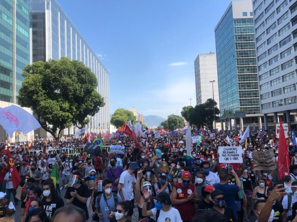 Manifestantes contra Bolsonaro se juntam na Praça da Liberdade