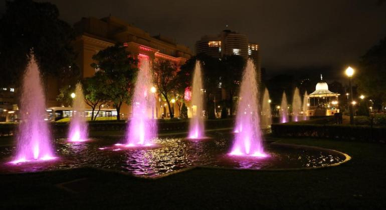 PBH e fonte da Praça da Liberdade são iluminadas para celebrar o Outubro Rosa