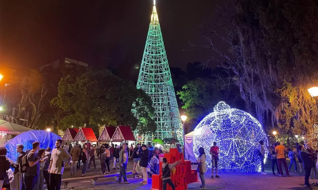Natal Imperial: Árvore de 20 metros na Praça da Liberdade, Túnel de Luz e  mais de