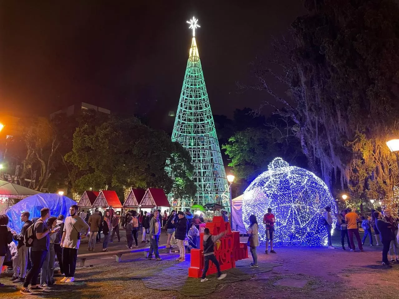 Natal Imperial: Árvore de 20 metros na Praça da Liberdade, Túnel de Luz e  mais de 20 locais com iluminação e decoração Especial