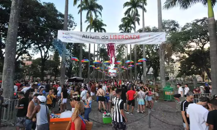 Carnaval de BH: Foliões aprovam espaço de descanso na Praça da Liberdade!