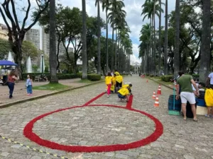 Domingo de Ramos: Praça da Liberdade ganhou tapete artesanal!