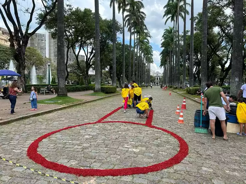 Domingo de Ramos: Praça da Liberdade ganhou tapete artesanal!