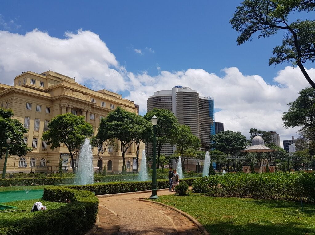 Qual a importância histórica e cultural da Praça da Liberdade para Belo Horizonte e para o Brasil?