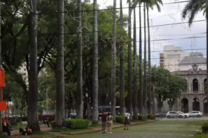 A Praça da Liberdade possui áreas destinadas a atividades esportivas?