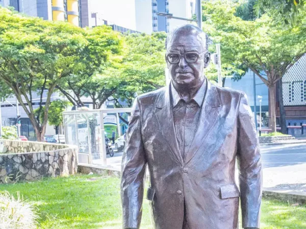 Escultura Murilo Rubião