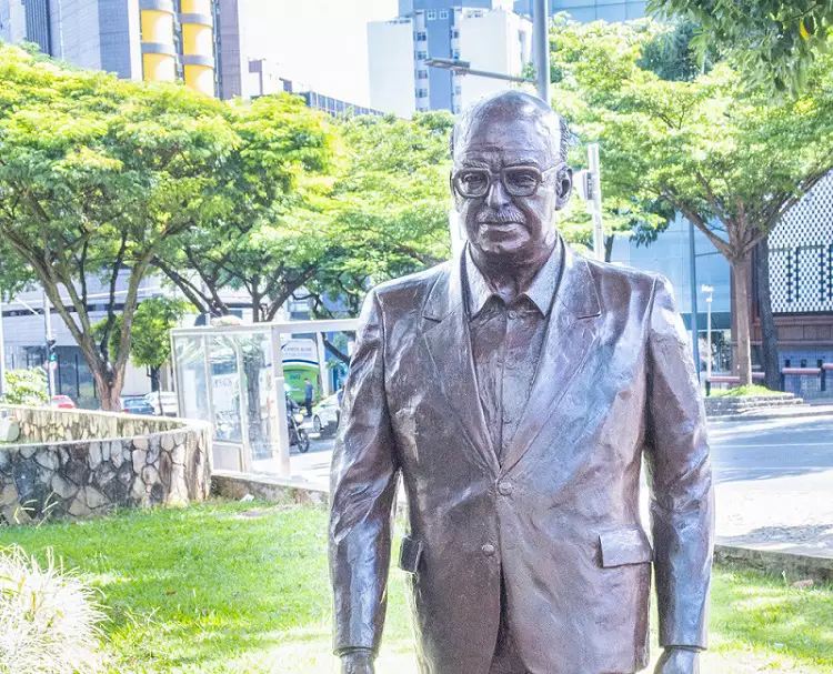 Escultura Murilo Rubião