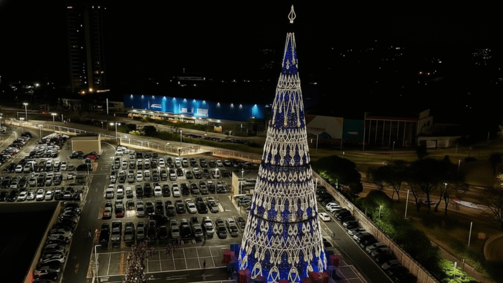 Árvore de Natal de 42 metros de altura será inaugurada em Belo Horizonte