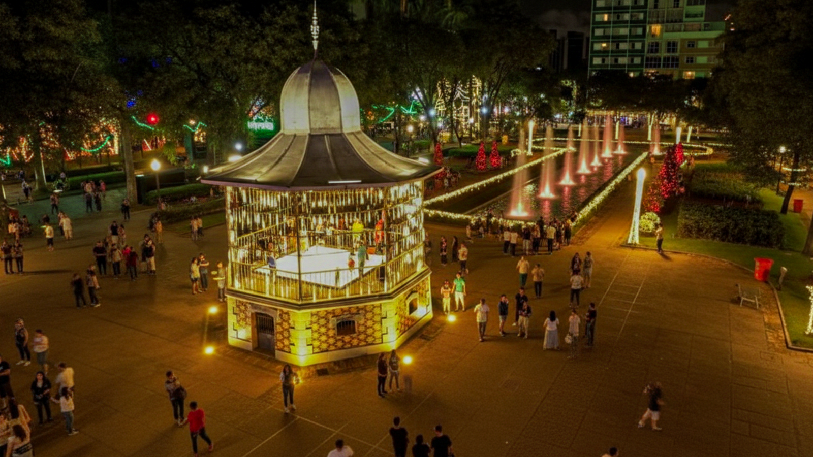 Iluminação da Praça da Liberdade marca o início do Natal da Mineiridade em Belo Horizonte