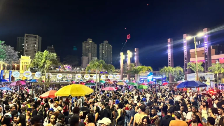 Multidão esteve na Praça da Liberdade para comemorar os 128 de Belo Horizonte