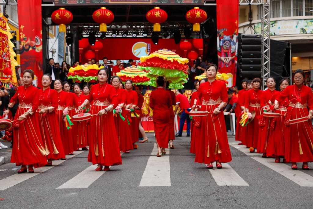 Festival das Lanternas transforma a Praça da Liberdade em palco de cultura, arte e gastronomia chinesa